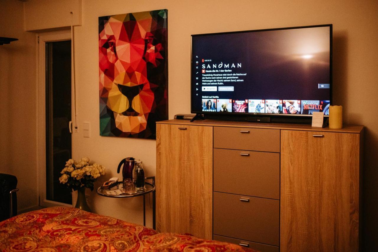 Modernes Und Gemuetliches Designerzimmer Karlsbad Buitenkant foto